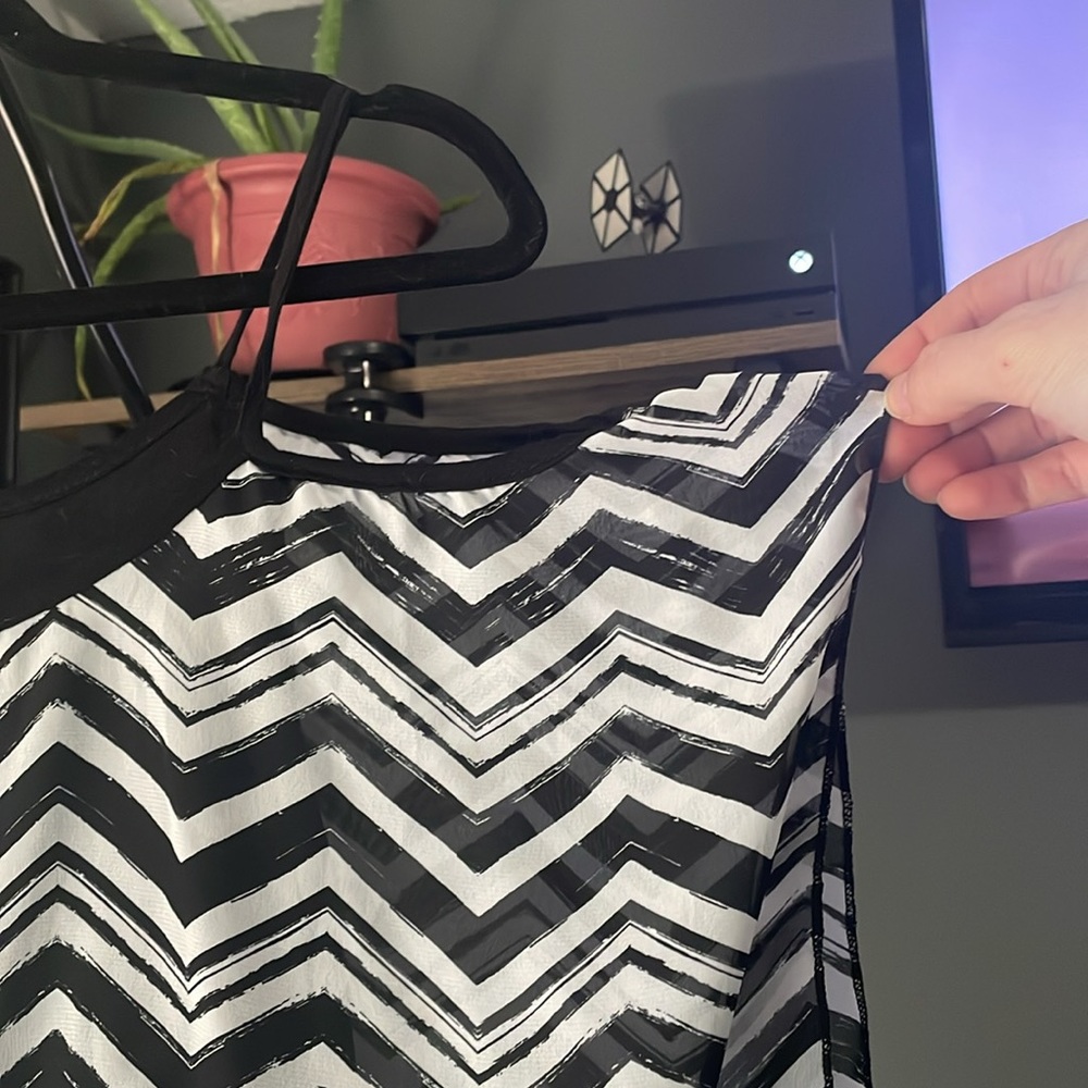 Flowy Pattern Tank Top - Picture 3 of 8